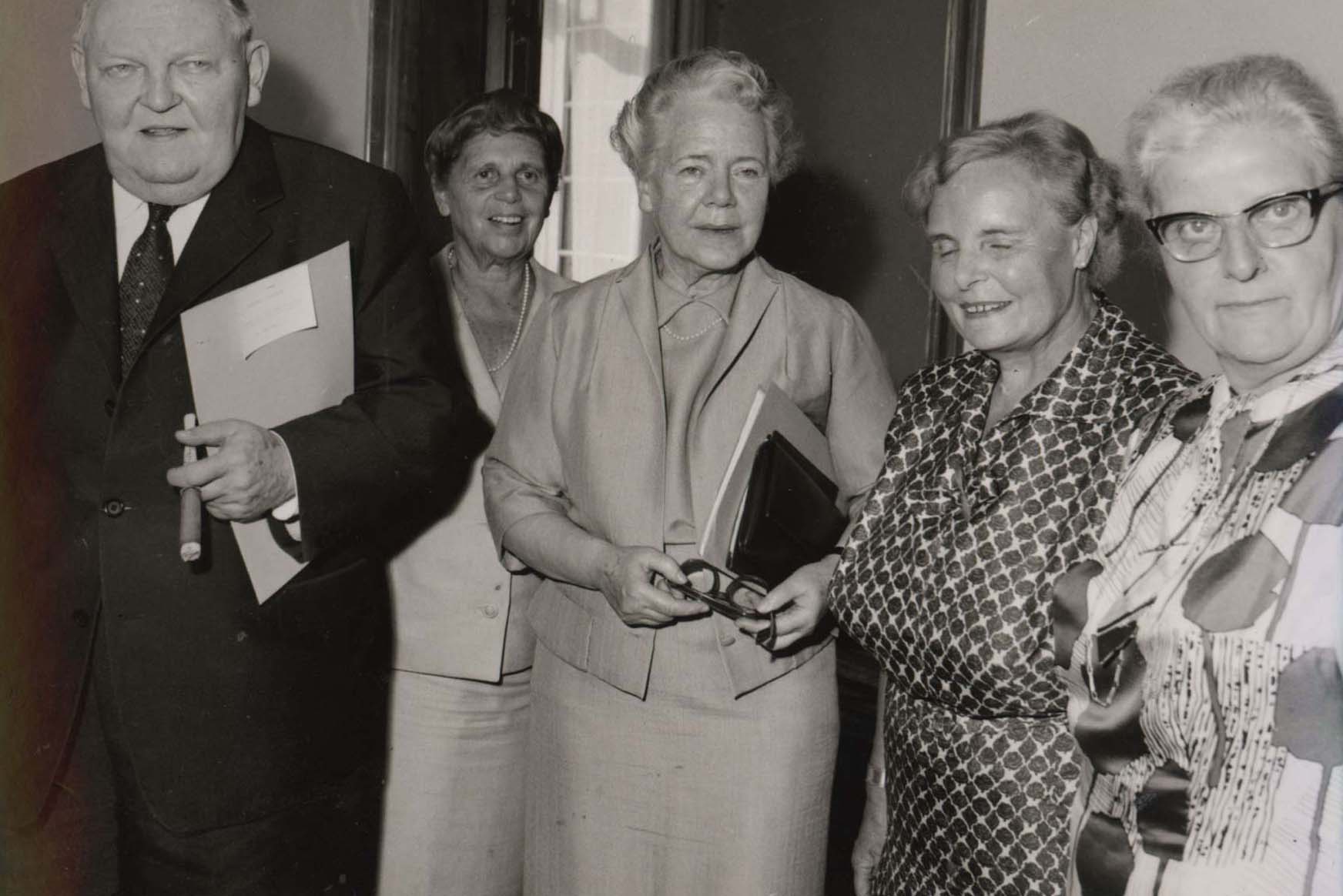 DF-Spitzenfrauen mit Bundeskanzler Ludwig Erhard (undatiert zwischen 1963 und 1966)
