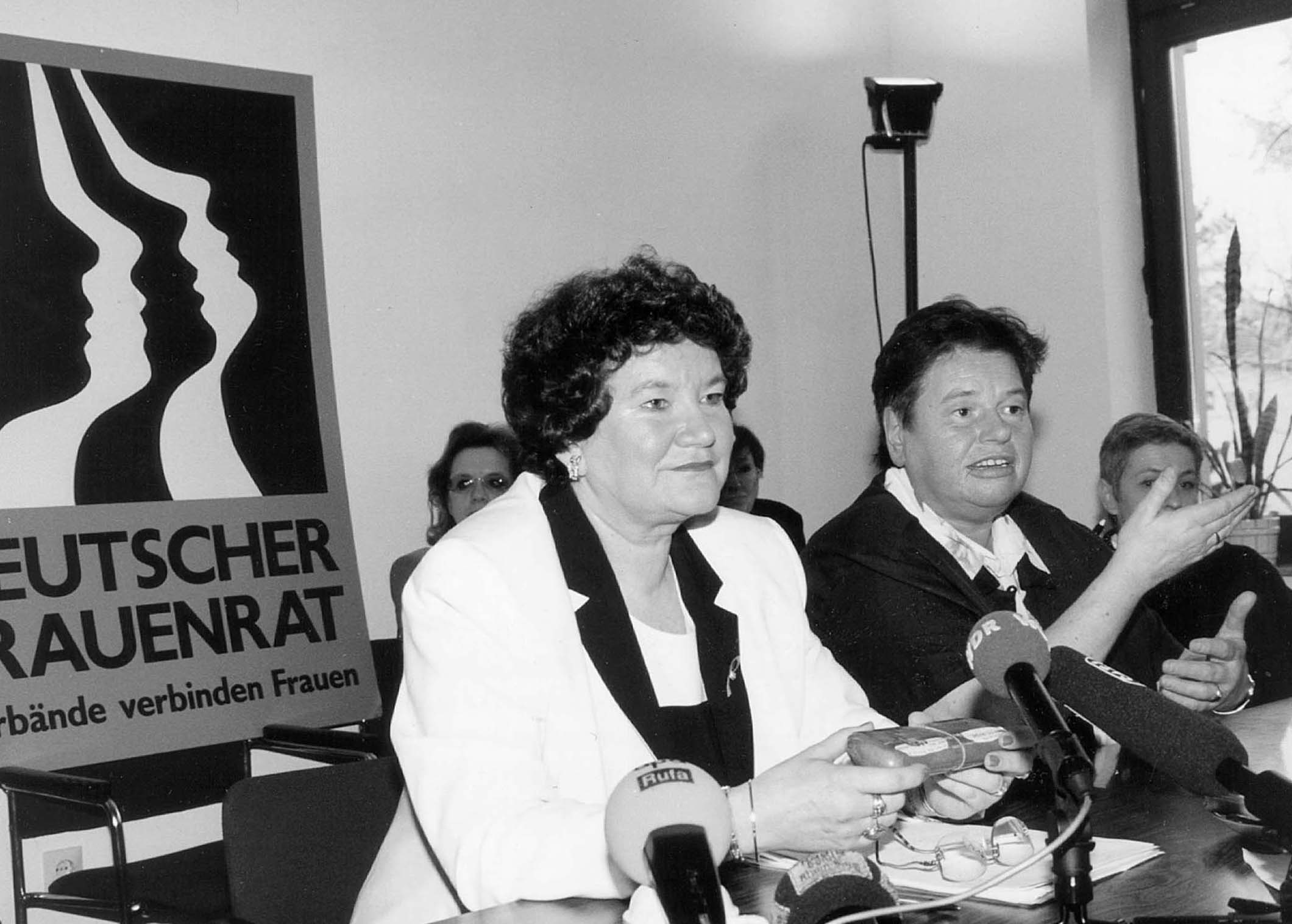 Pressekonferenz mit der Kandidatin Dagmar Schipanski (li.) und der DF-Vorsitzenden Helga Schulz im Jahr 1999