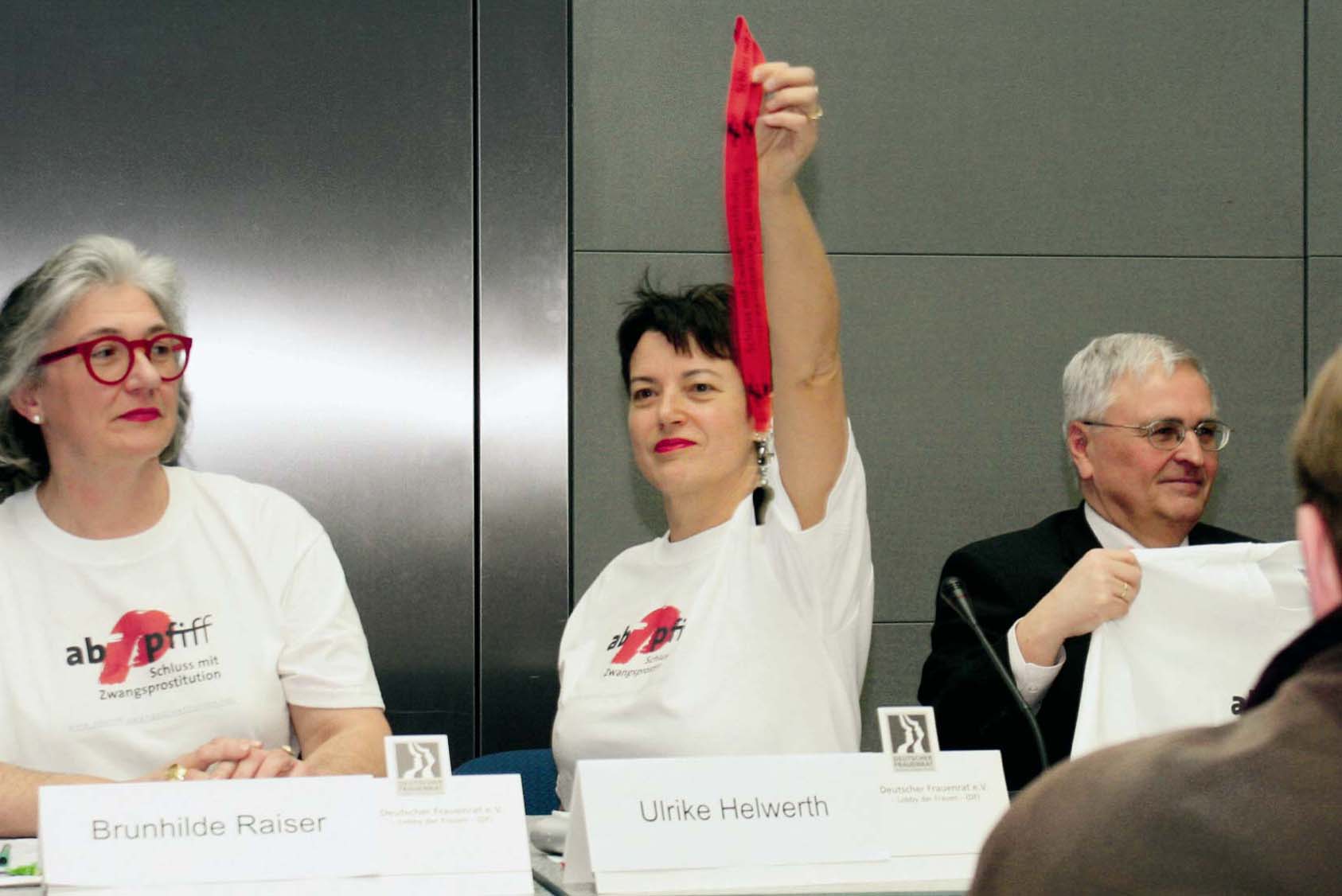 Kampagnen-Auftakt: DF-Pressekonferenz mit der DF-Vorsitzenden Brunhilde Raiser (li. ) und DFB-Chef Theo Zwanziger